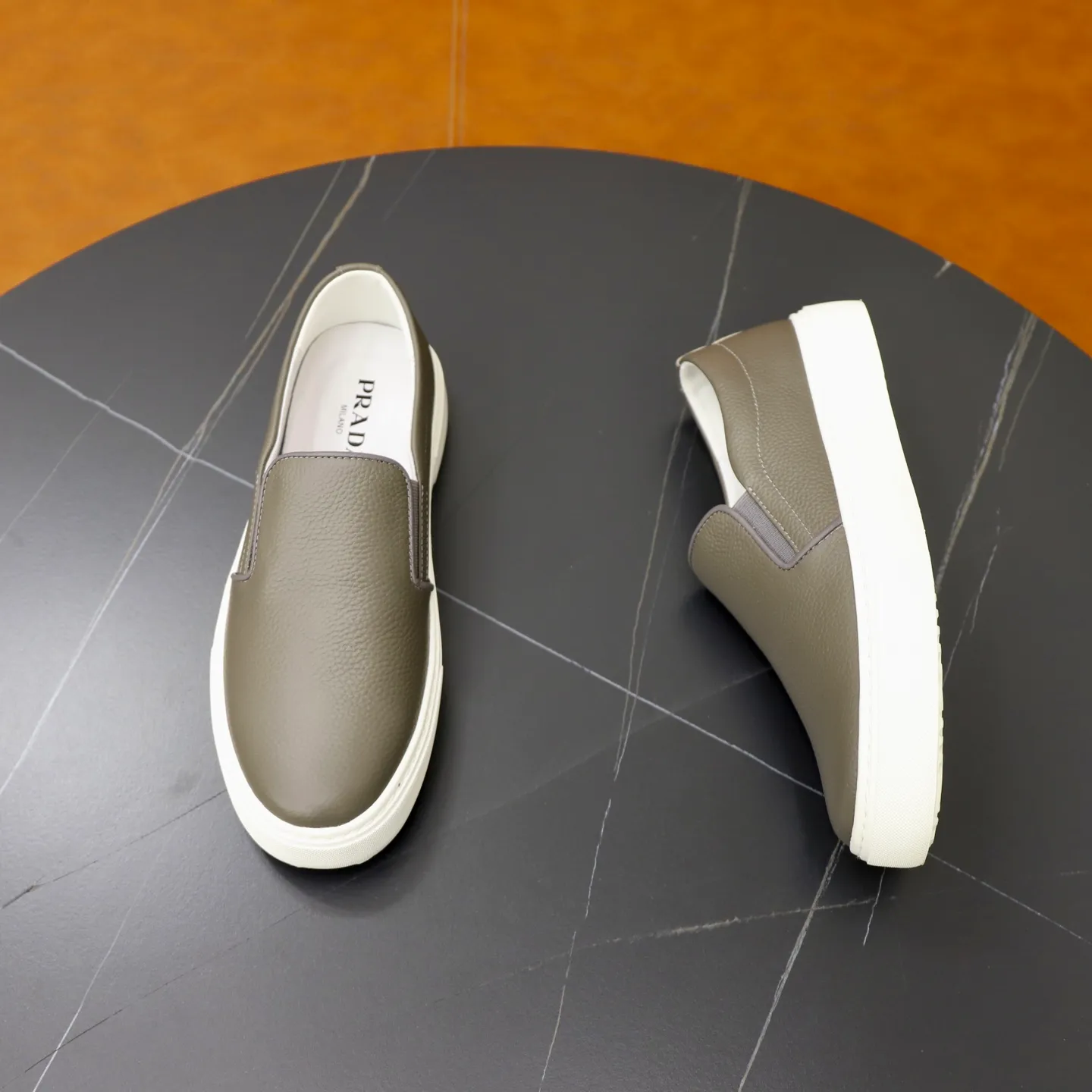 Ex-factory price: 420💰🙅‍♂️🙅‍♂️🙅‍♂️ Brand: PRADA Standard code: 38–44 (45 can be customized) Grade: Same as the official website Material: Original cowhide fabric Comfortable pigskin lining Lightweight wear-resistant outsole Style category: Men's fashionable casual shoes and boots Running sports shoes Distinguished luxury brand elements Top luxury Color: actual picture color